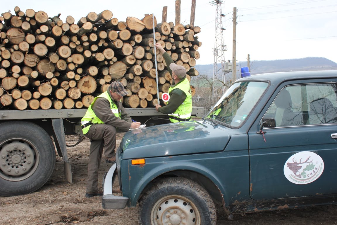 Служителите от горските предприятия правят редовни проверки
