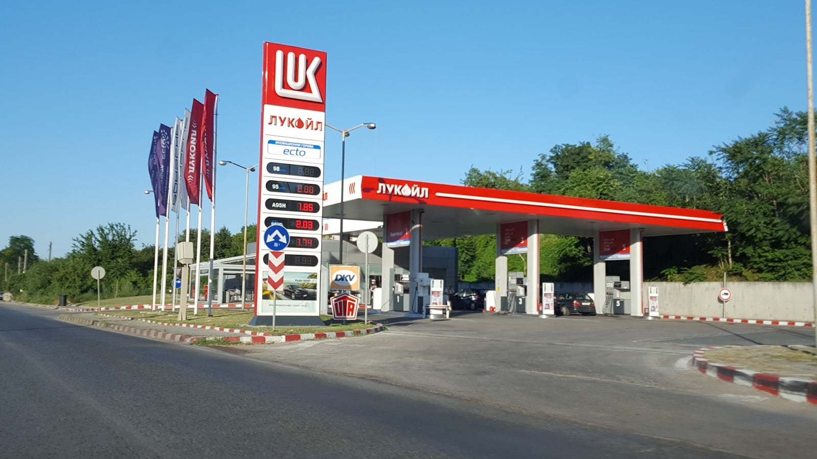 Министри разговаряли с “Лукойл” за намаляването на цените на горивата