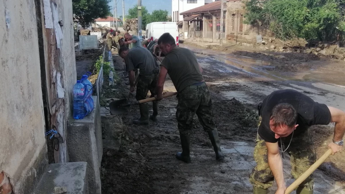 Почистването след потопа в Карловско продължава