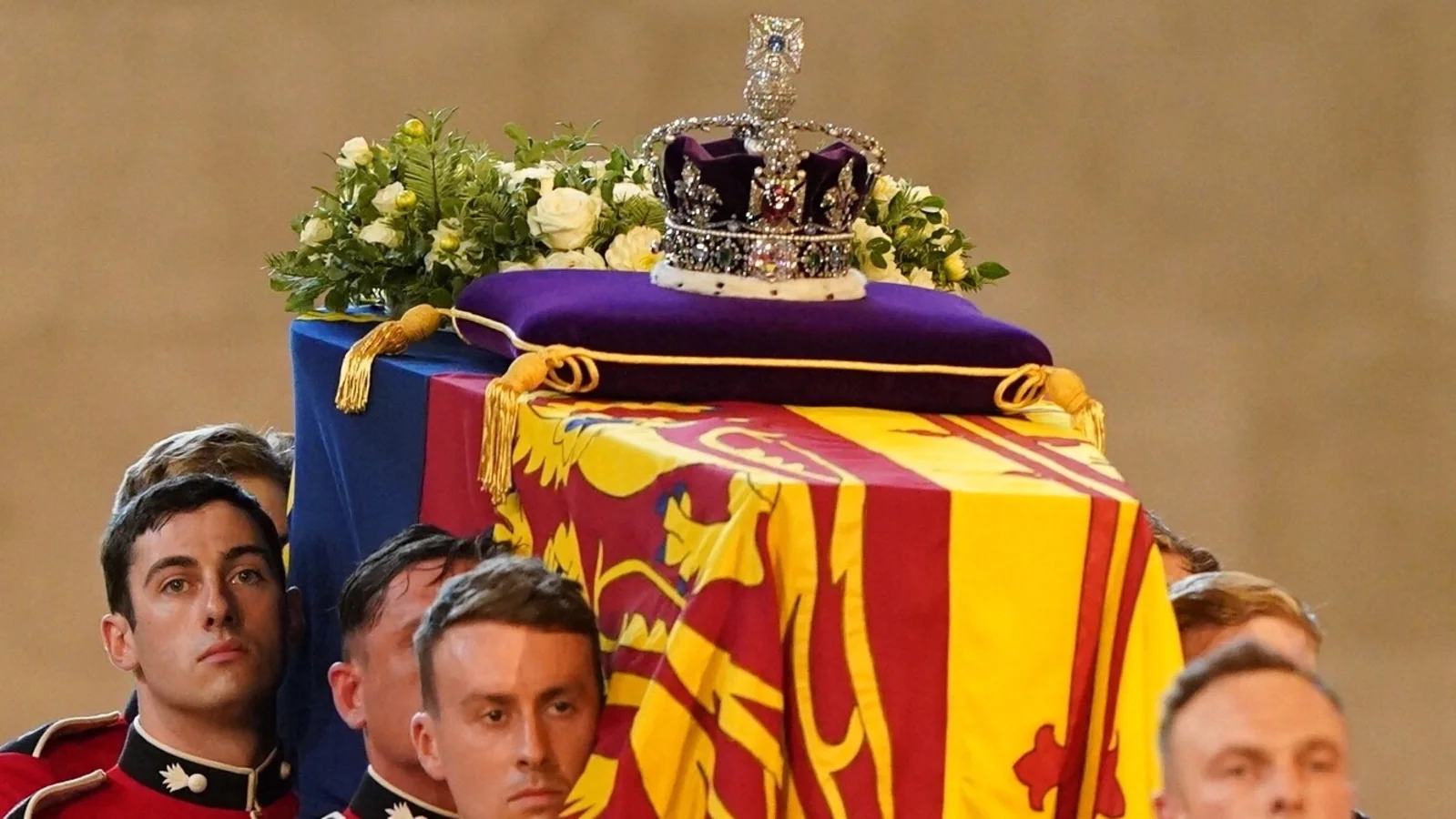 Официално започва погребението на кралица Елизабет