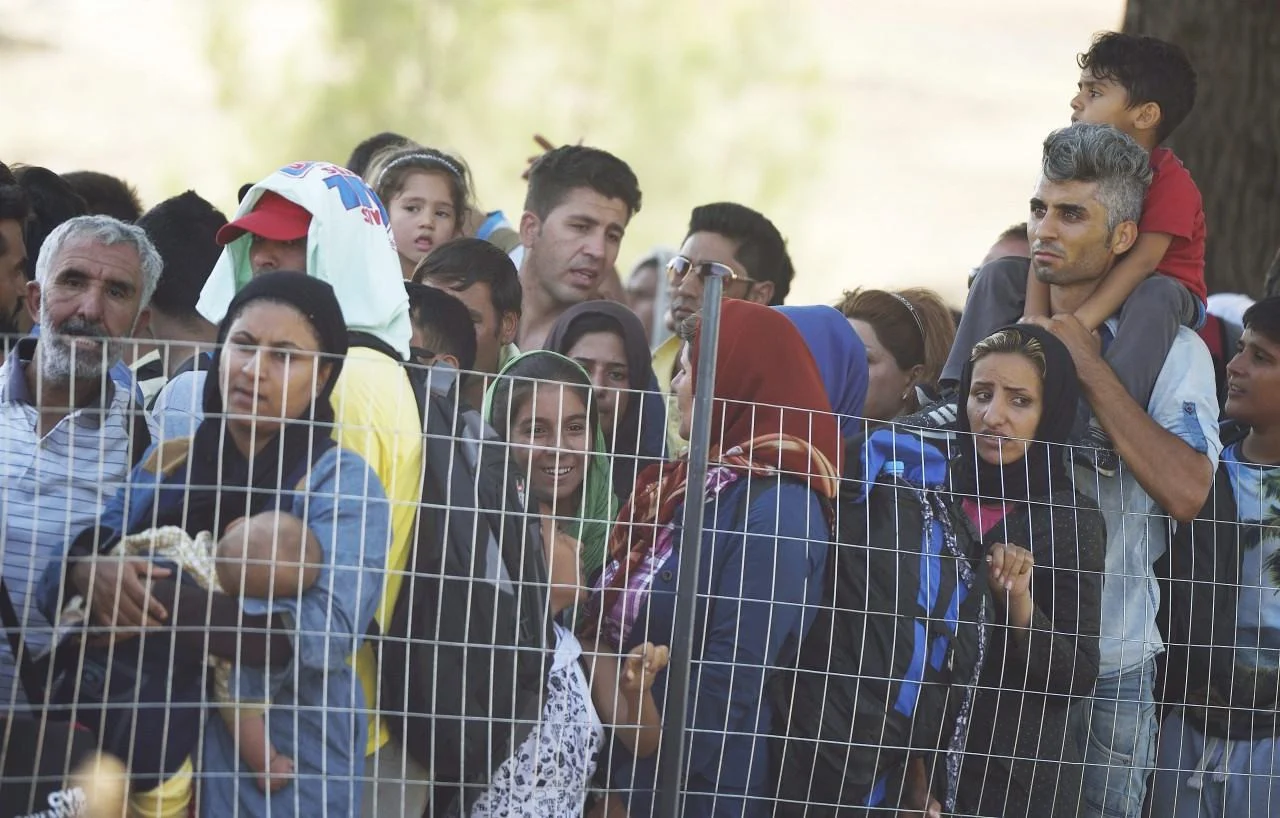 Хаос и пожари в лагер за мигранти в Кипър