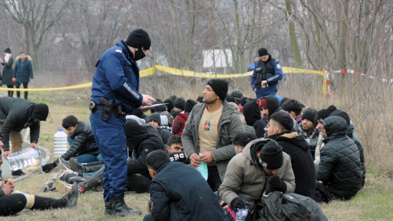 Задържаха десет души за незаконен трафик на мигранти