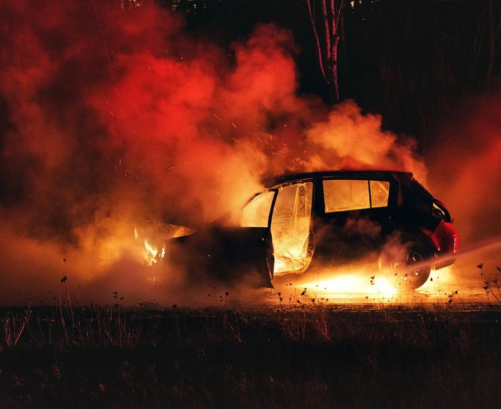 18-годишен катастрофира, автомобилът му се запали