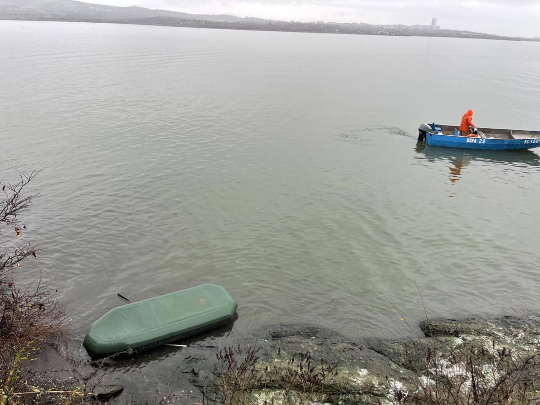 Все още няма резултат от издирването на рибарите, които изчезнаха в езеро в Бургас