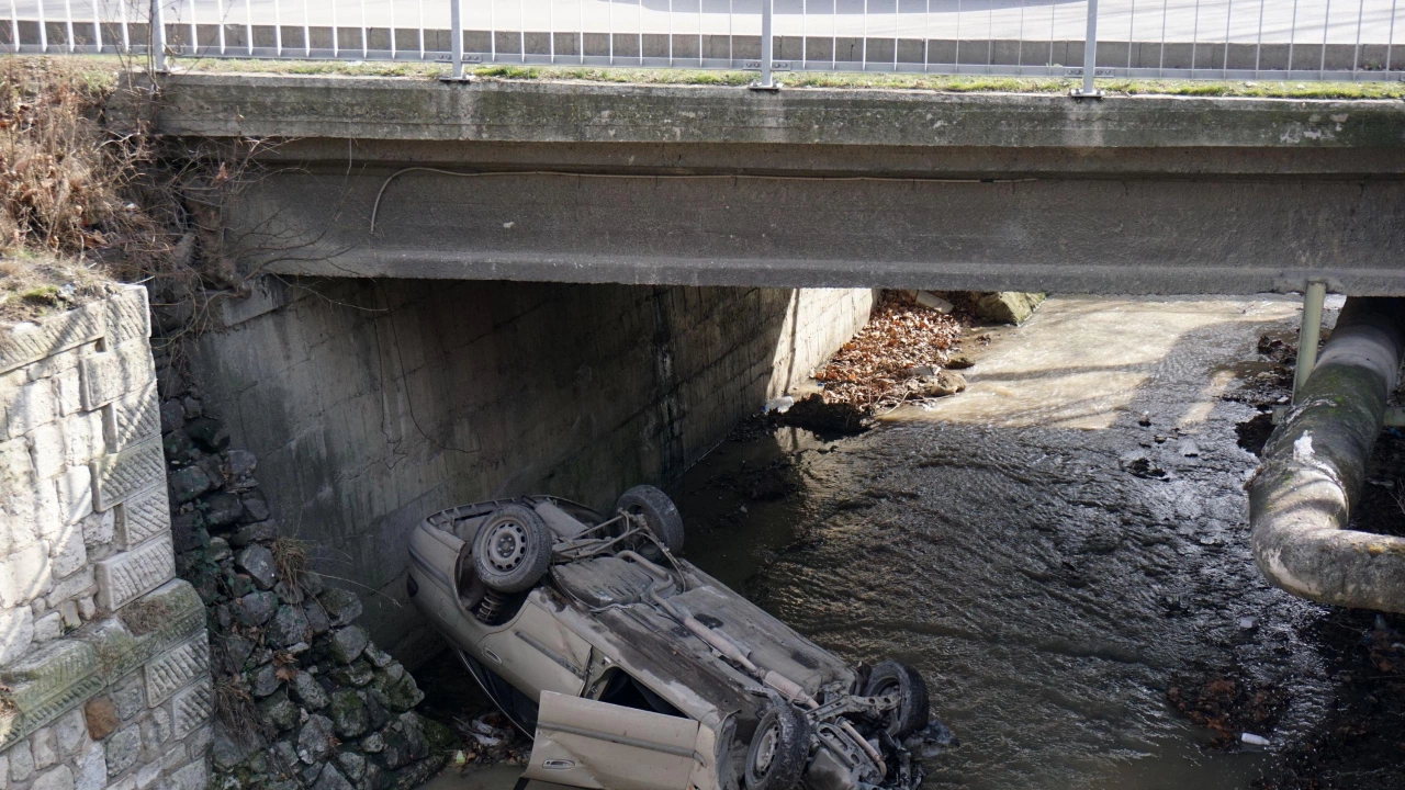 Пиян шофьор на автомобил падна в реката в Хасково