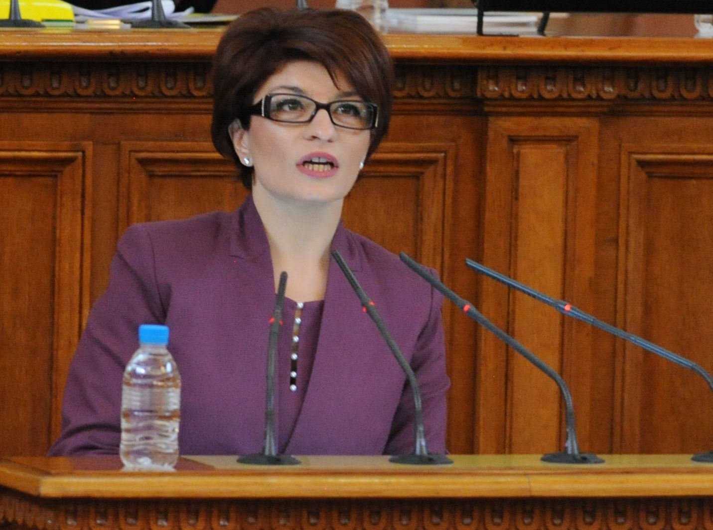 Десислава Атанасова: Политическата шарлатания продължава!