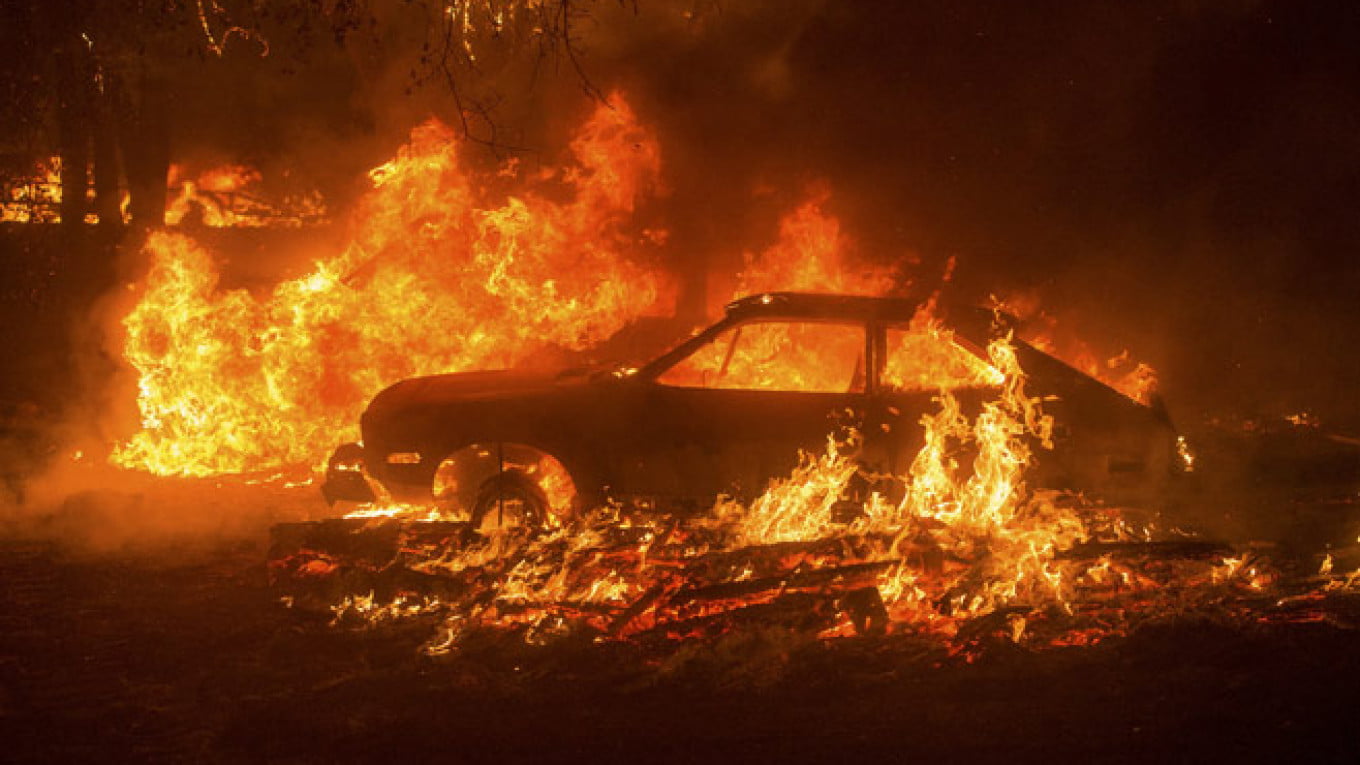 Лек автомобил се самозапали в землище