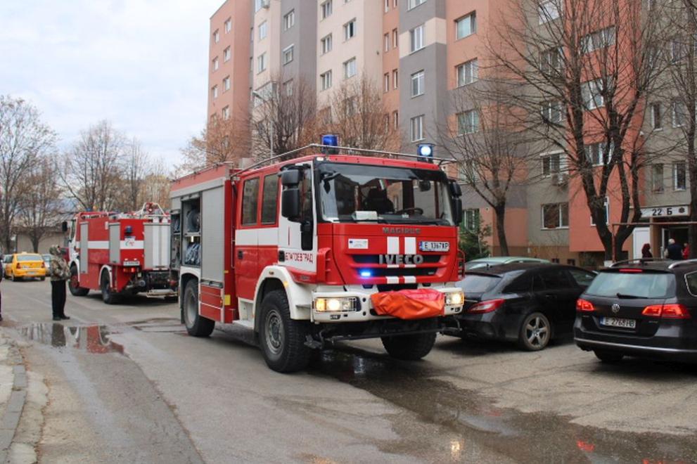 Комин на жилищна сграда се запали в Благоевград