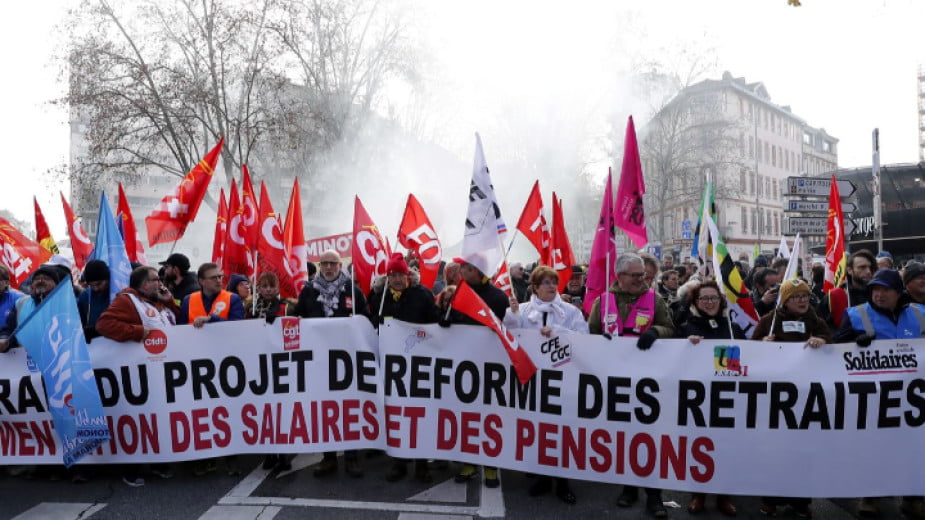 Вълна от недоволство и стачки във Франция поради вдигане на прага на пенсионната възраст
