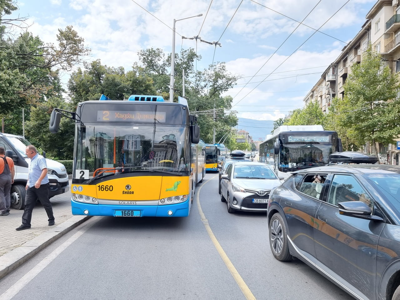 Тролейбус и автобус се удариха в столицата