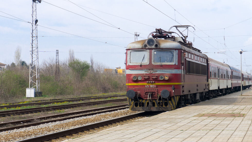 Локомотив на пътнически влак горя около Мездра