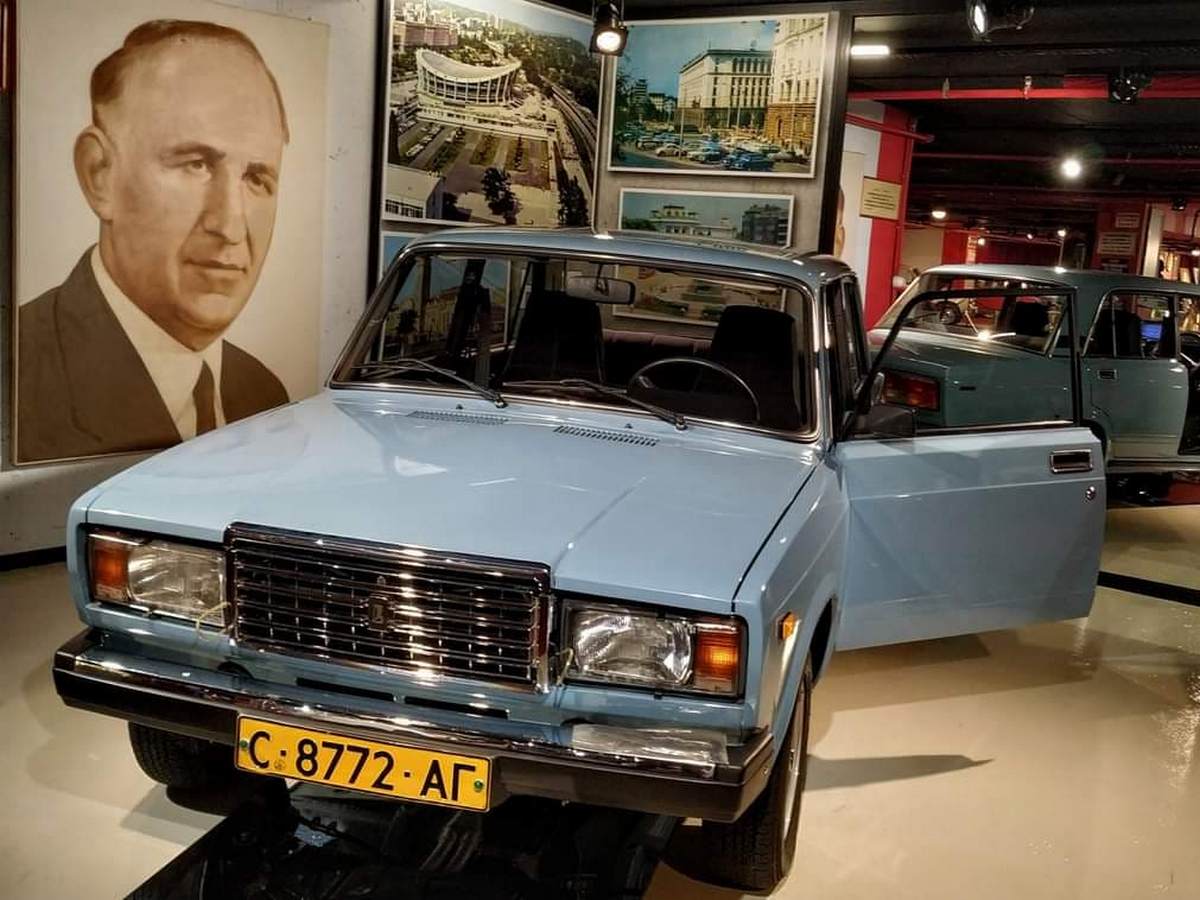 Разпродажба на соц автомобили в Ретро музея във Варна