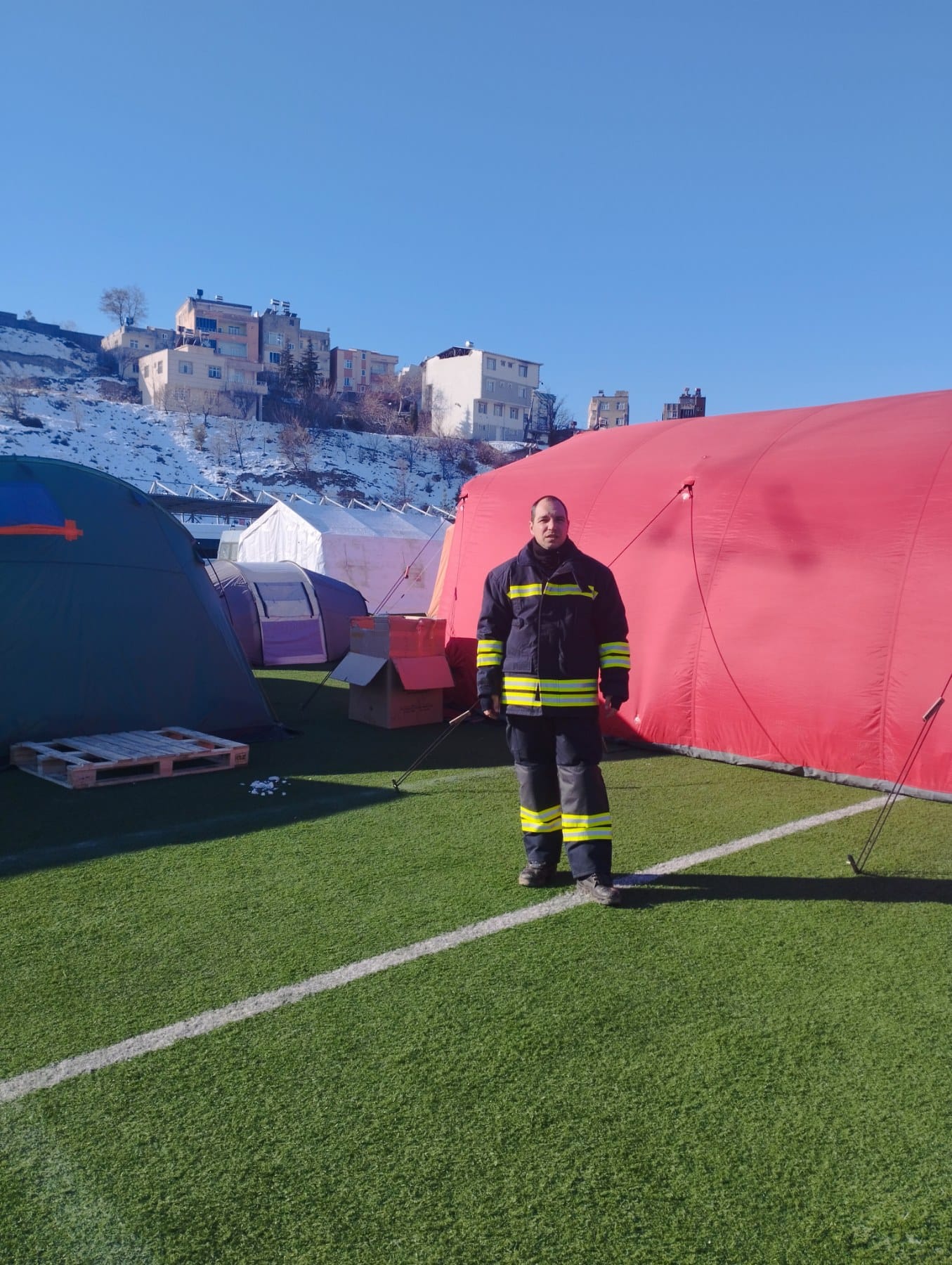 Български футболен съдия отиде в Турция, за да спасява хора