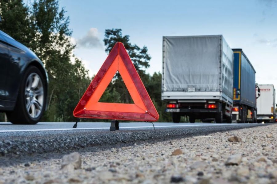 Пътен инцидент между лека кола и камион на Подбалканския път, има жертва