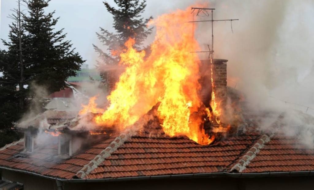 Пожар в къща в Пловдивска област, има пострадали