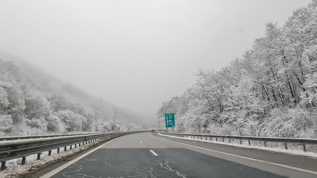 Обилен снеговалеж на прохода Шипка