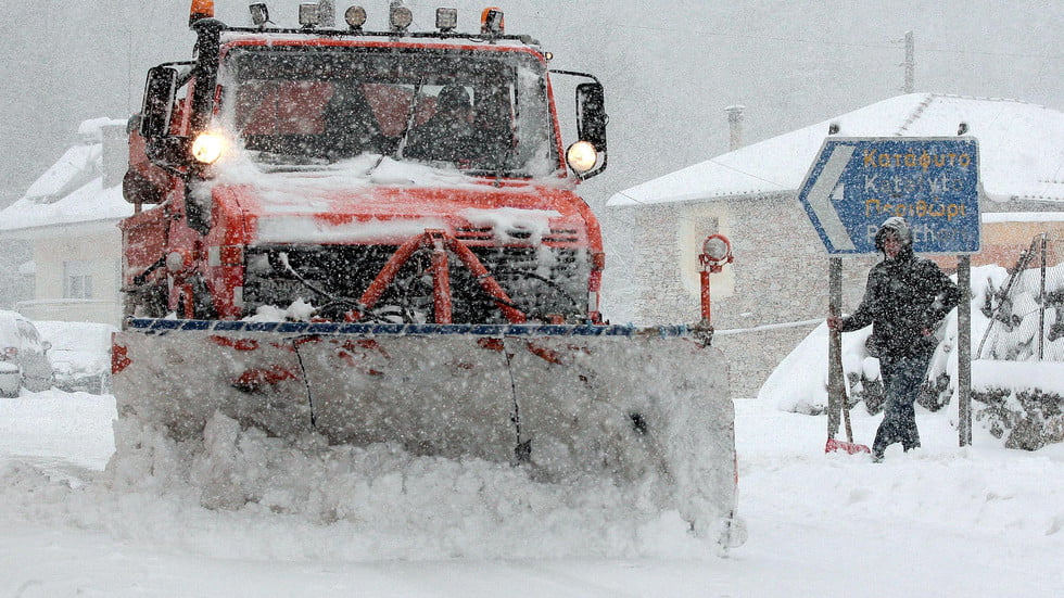 Oбилен снеговалеж в Гърция, властите приложиха ограничителни мерки
