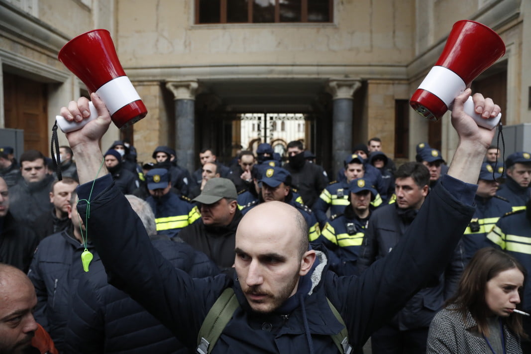 Напрежение в Грузия: Полицията използва сълзотворен газ срещу протестиращи