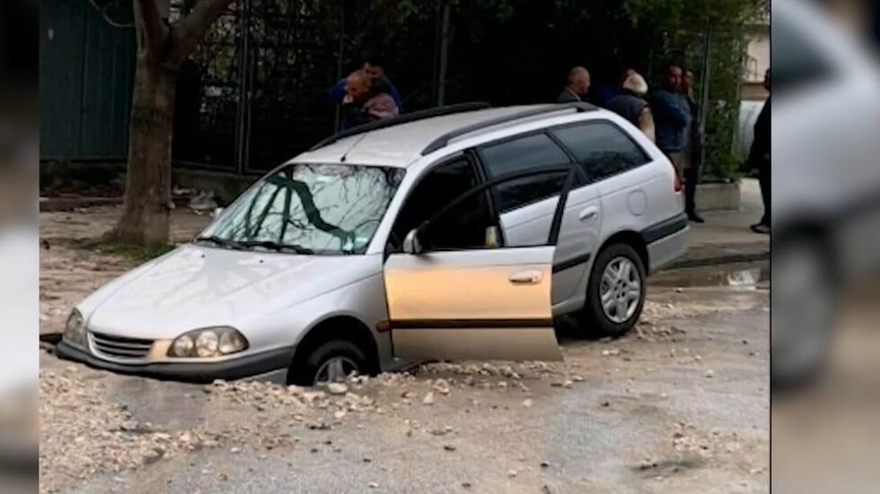 Лека кола пропадна в яма в Пловдив