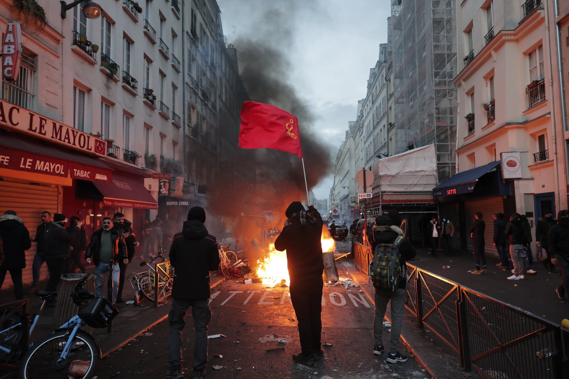 Поредна вълна от недоволство в Париж срещу закона за възрастта за пенсиониране