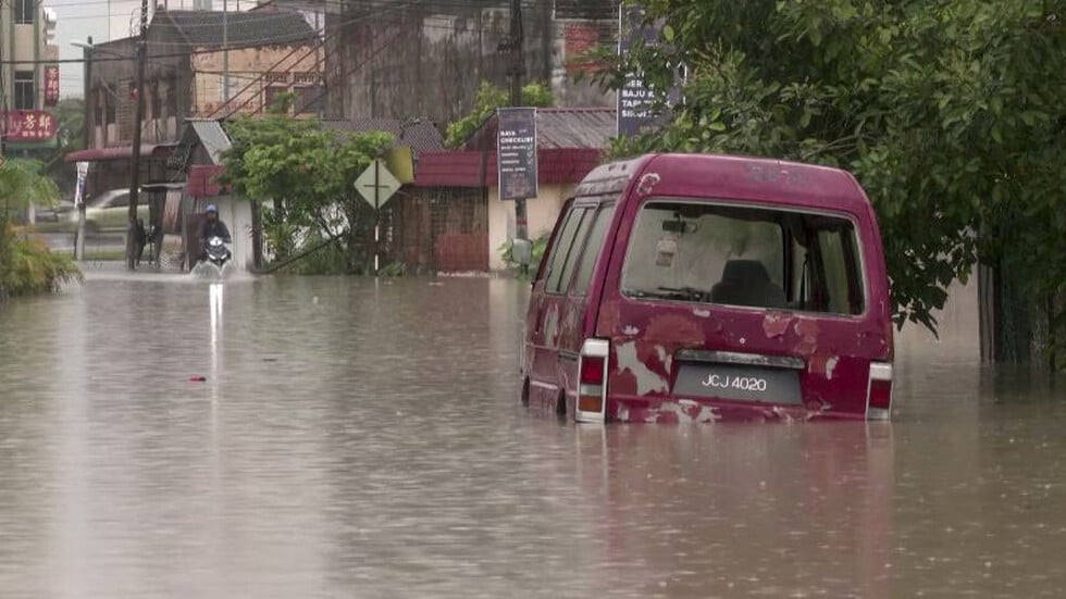 18 души загинаха при наводнения в Перу