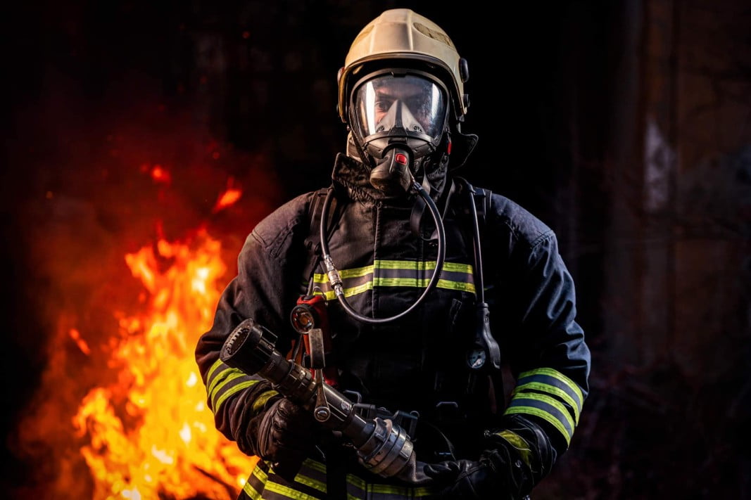 Голям пожар в щата Ню Йорк, един пожарникар изчезна