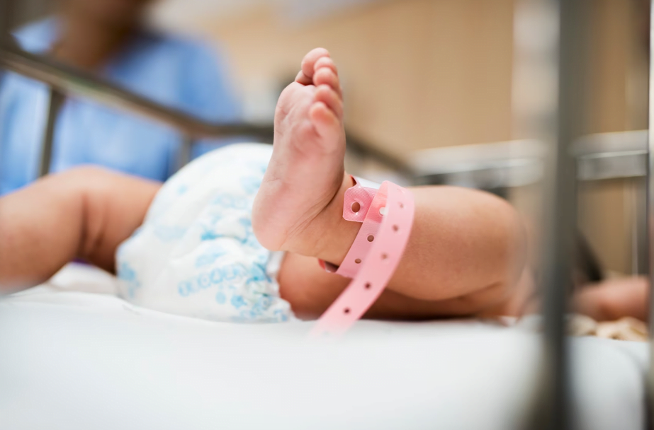 Провежда се разследване в благоевградската болница по случая с бебето, изписано със счупен крак