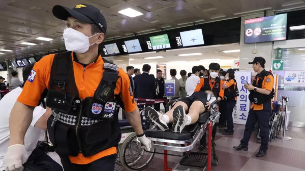 Медиите в Южна Корея с подробности за инцидента, при който мъж отвори вратата на самолет по време на полет