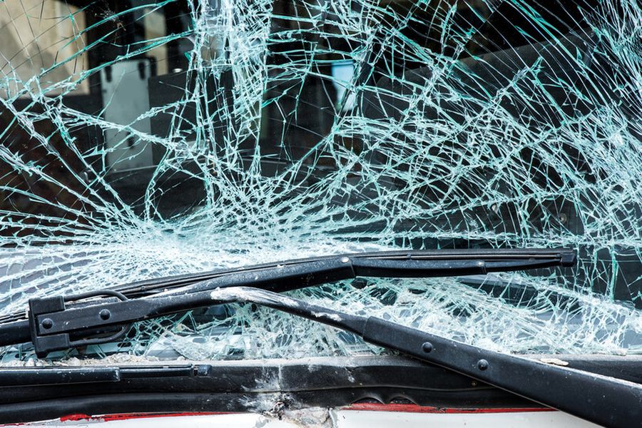 Мъж загина, след като се заби с автомобила си в крайпътно дърво в Разград