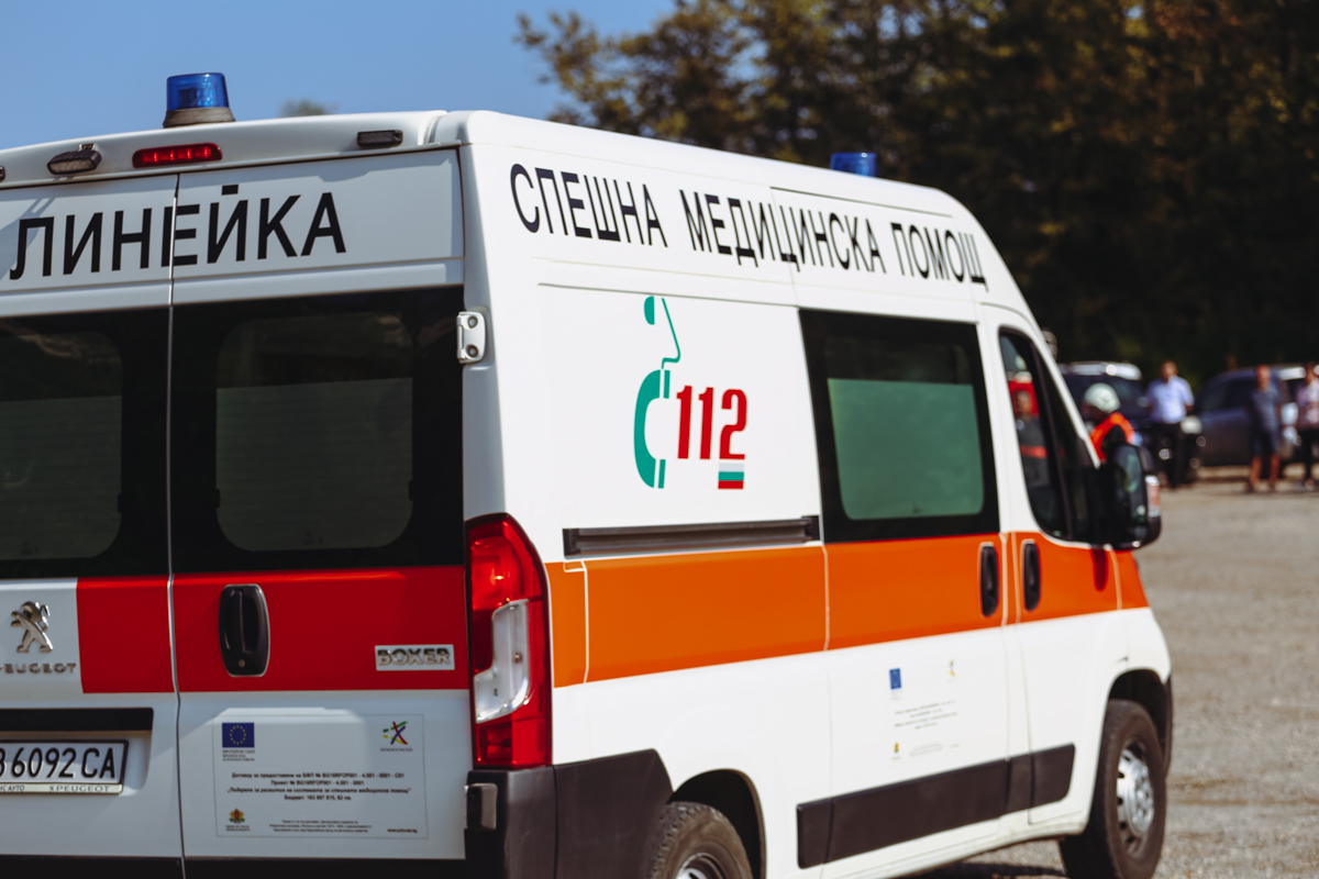 40-годишен шофьор е в тежко състояние след пътен инцидент в Разградско