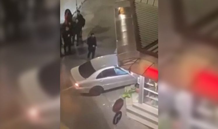 Жена се блъсна в цветарски магазин с автомобила си в столицата
