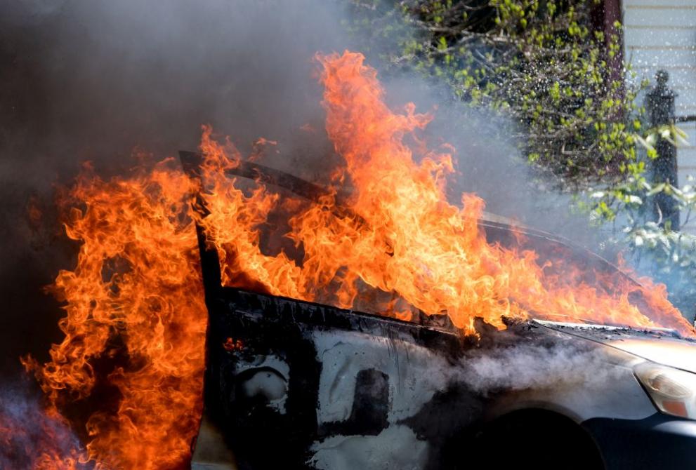 Лек автомобил се запали и изгоря по време на ремонт в Перник