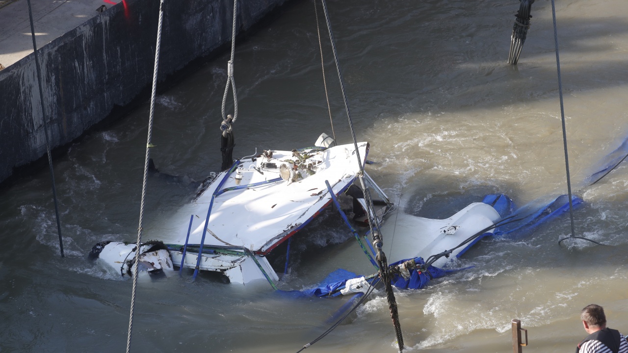 Лодка се преобърна в езеро в Северна Италия, четирима души изгубиха живота си