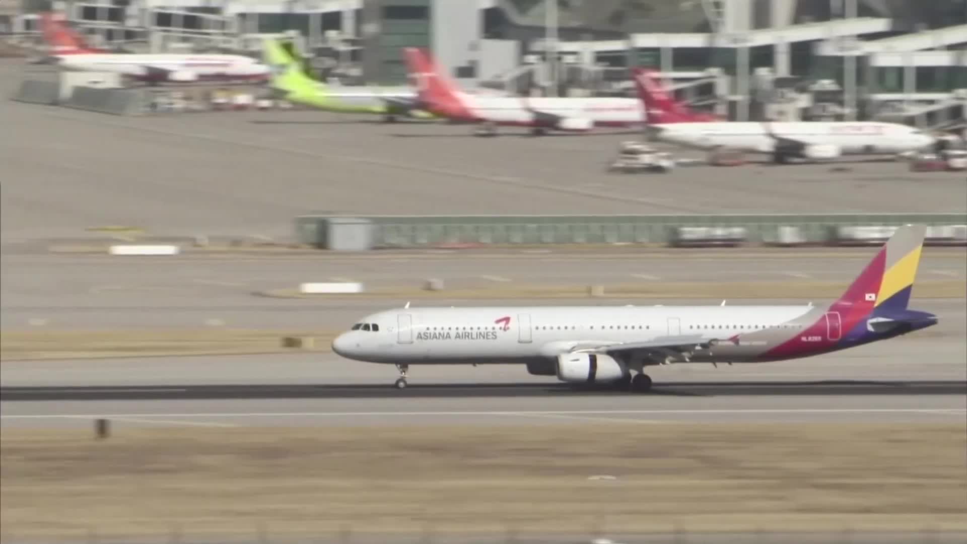 Пасажер отвори частично вратата на самолет по време на полет