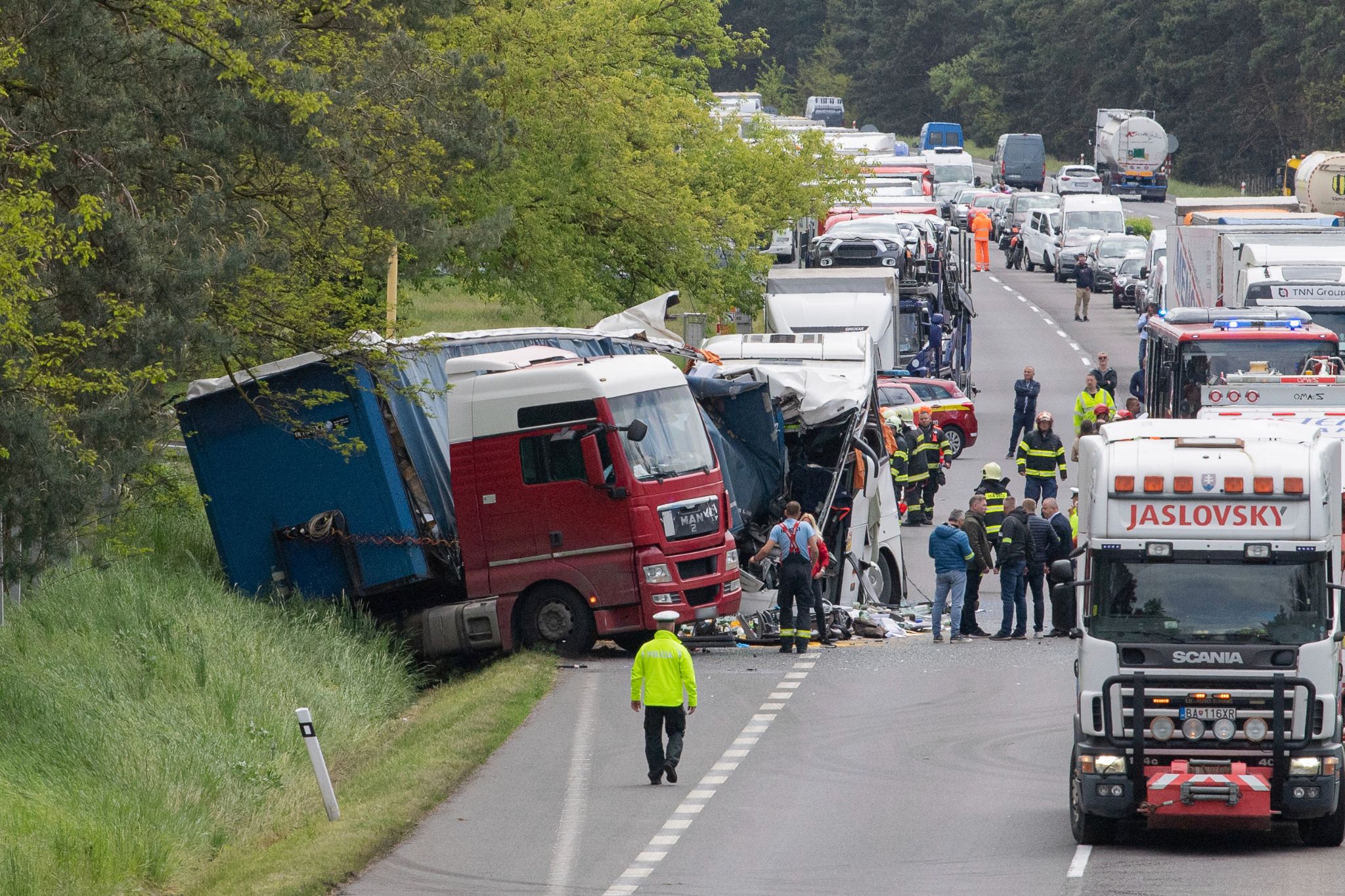 Най-малко един човек загина при пътен инцидент между автобус и камион в Словакия