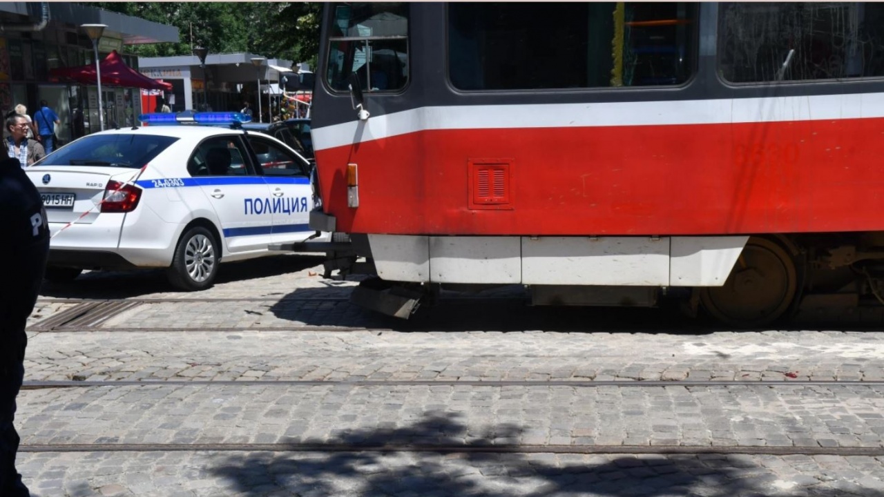 Катастрофа между лек автомобил и трамвай блокира движението по столичен булевард