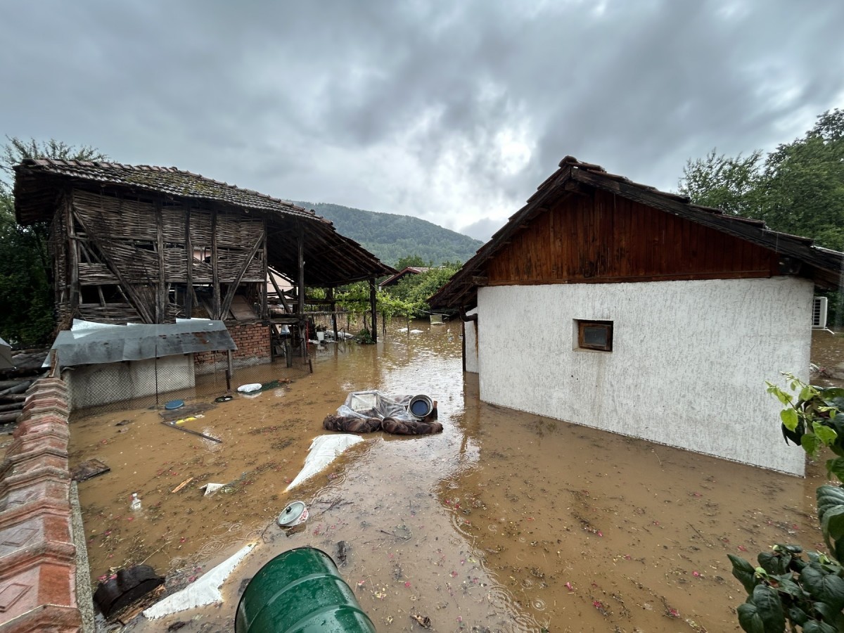 Около 100 къщи бяха наводнени в ботевградското село Врачеш