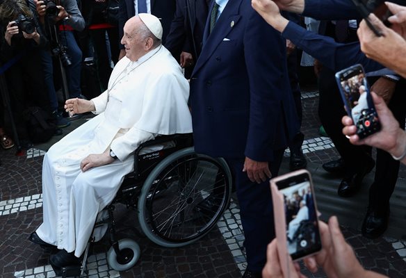 Изписаха Папа Франциск от болницата