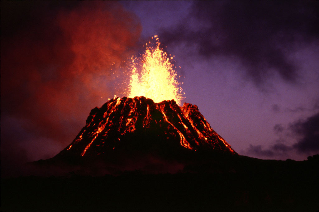 Продължава да се стича лава по вулкана Килауеа