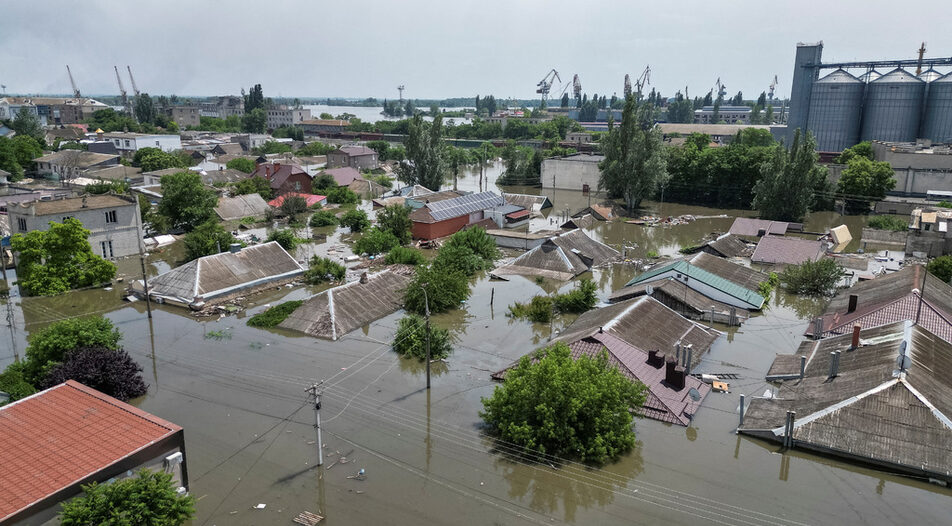 Украйна обяви, че водата в районите край "Нова Каховка" остава замърсена
