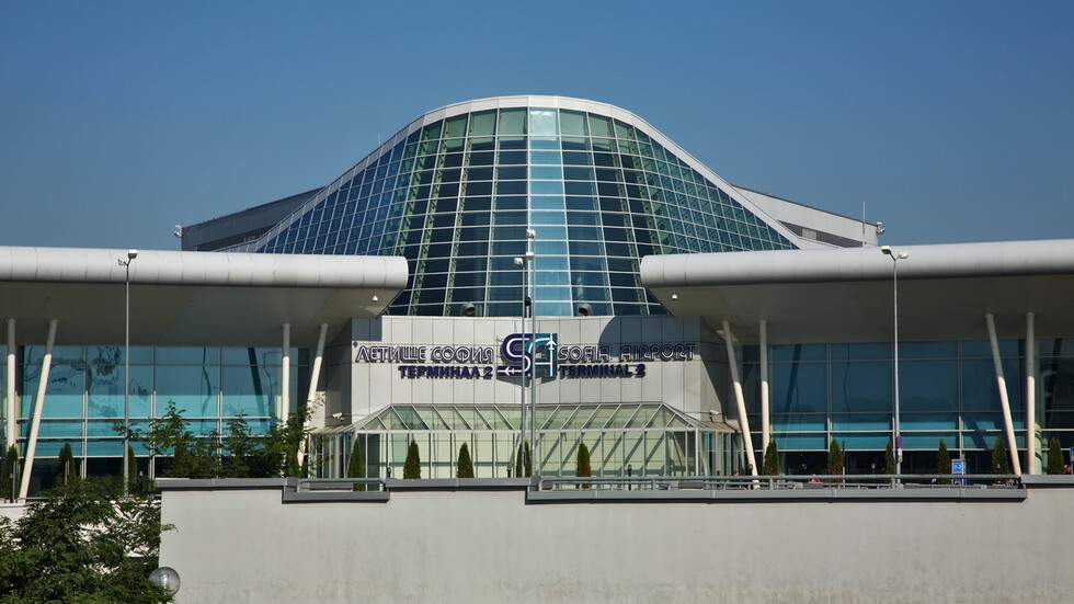 Блокираха 200 пътници на Летище София