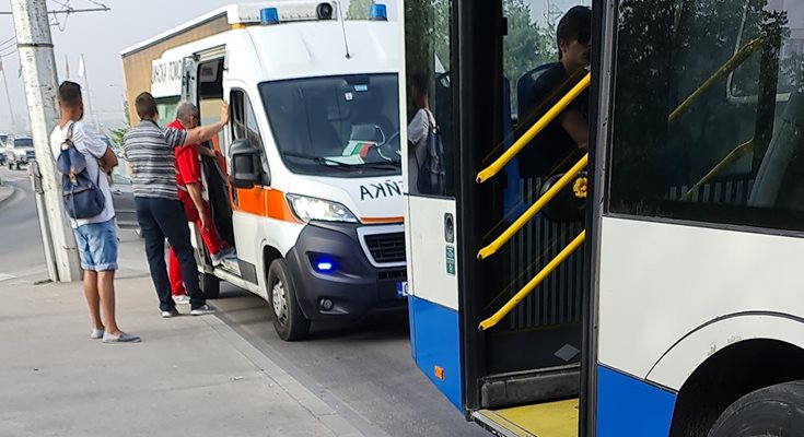 Пътници в автобус от градския транспорт спасиха възрастен мъж, загубил съзнание