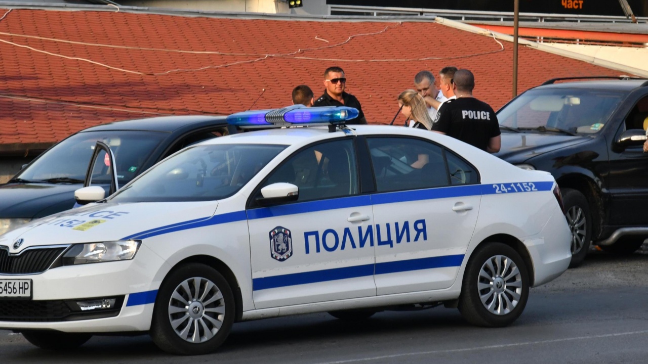 Полицията в Бургас задържа група от 12 мигранти