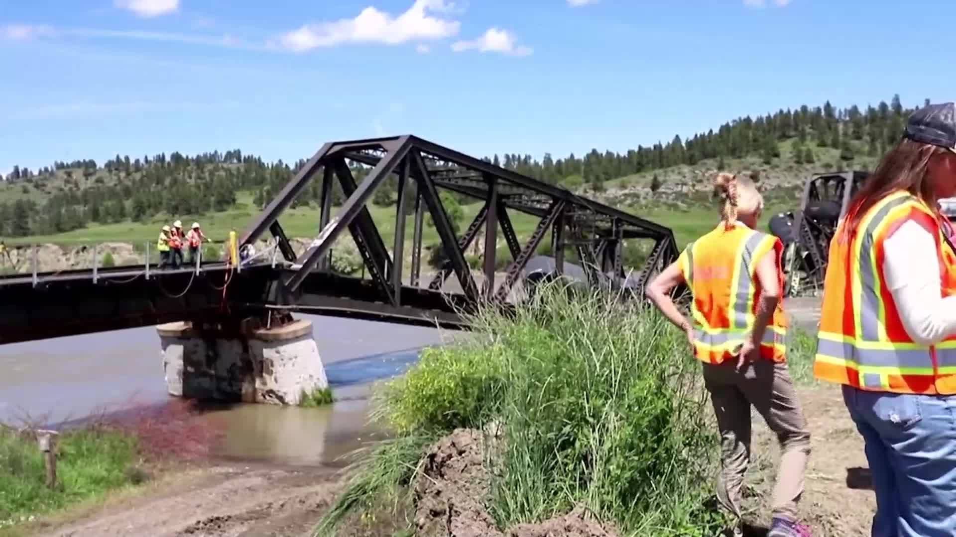 Mост в щата Монтана се срути в река Йелоустоун