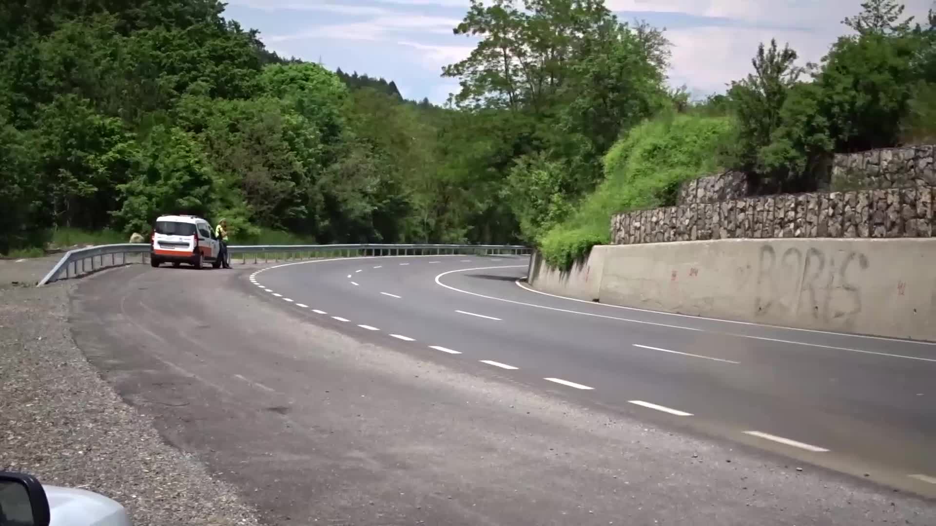 Моторист катастрофира в бетонна стена между Градево и Разлог