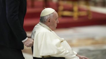 Папа Франциск все още се възстановява от операцията в римска болница