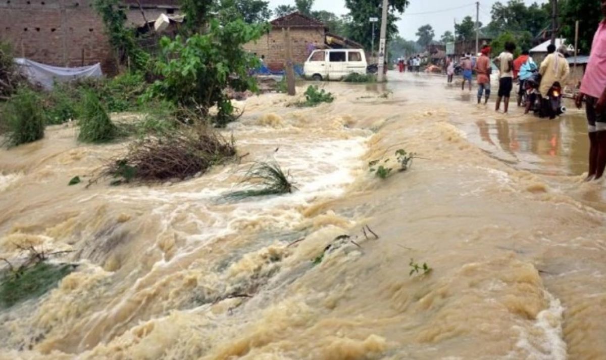 Обилните дъждове в Пакистан взеха поне 27 жертви