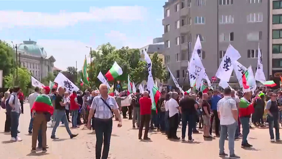 Членове на "Възраждане" и "Левицата" блокираха района на НС