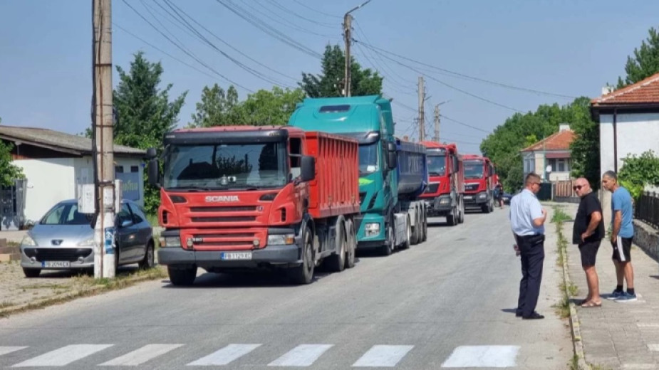 Протест в село Караджово срещу преминаването на тежкотоварни камиони