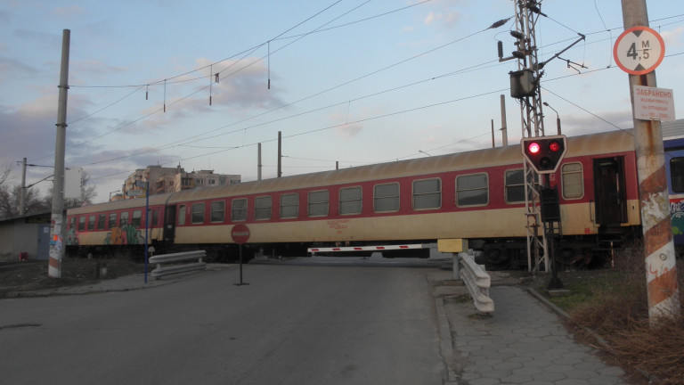 Микробус и влак се удариха край плевенско село